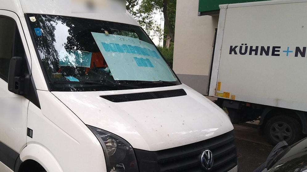 In Wien-Favoriten sorgte die Windschutzscheibe eines Klein-Lkws für viele Blicke. 