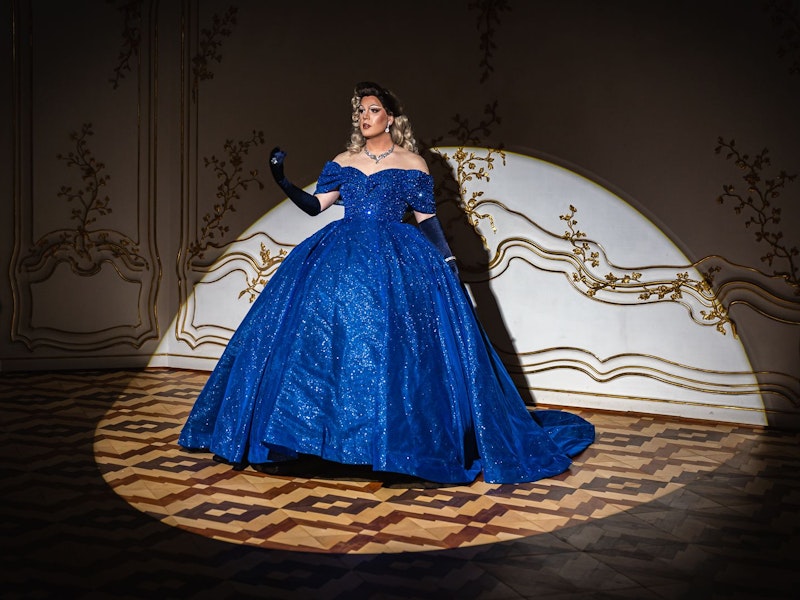 Die Wiener Drag Queen Ryta Tale ist eine der drei portraitierten Künstlerinnen.