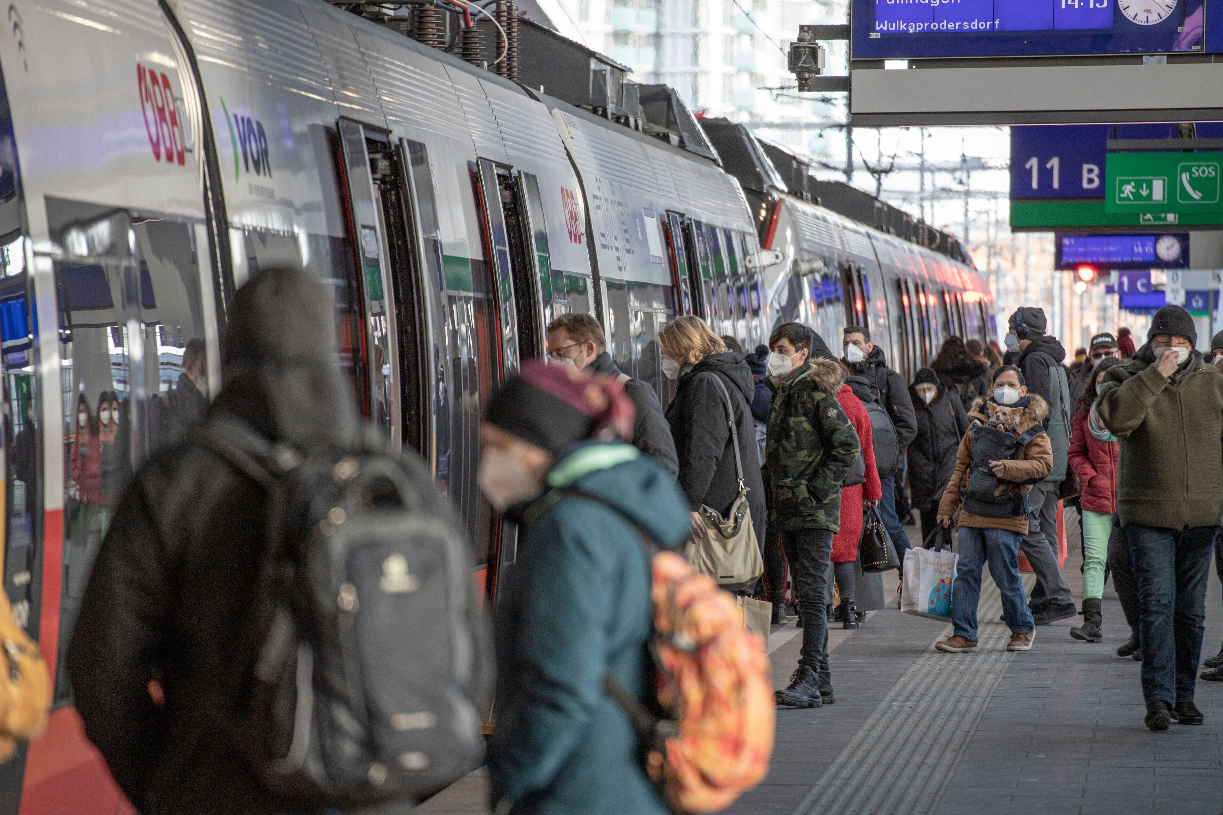 Download von www.picturedesk.com am 30.05.2022 (15:24).  Aufgrund der auslaufenden Notvergabe, die seitens der Regierung aufgrund der Coronapandemie zur Aufrechterhaltung des Bahnverkehrs gewährt wurde, werden Zugintervalle wieder verlängert. Im Bild: Passagiere befinden sich auf dem Bahnsteig am Wiener Hauptbahnhof vor einer Zuggarnitur. Aufgrund des Coronavirus tragen alle Fahrgäste einen Mund-Nasen-Schutz. Wien, Österreich. Februar 2021 // Due to the running out government emergency financial support, the austrian railways extend the train intervals. Picture: Passengers waiting on the train platform at the Vienna train mainstation in front of a waggon. Due to the coronavirus situation they are wearing a mouth-nose-protection. Vienna, Austria. February 2021 - 20210212_PD8059 - Rechteinfo: Rights Managed (RM)