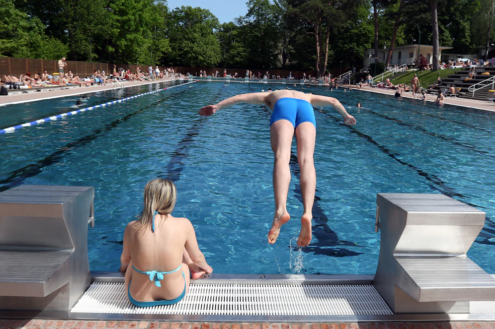 Wer sich heuer im Freibad ins Wasser springen möchte, muss etwas tiefer in die Tasche greifen.