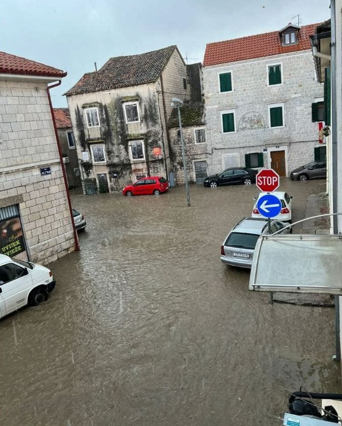 Überschwemmungen auf den Straßen Kroatiens.