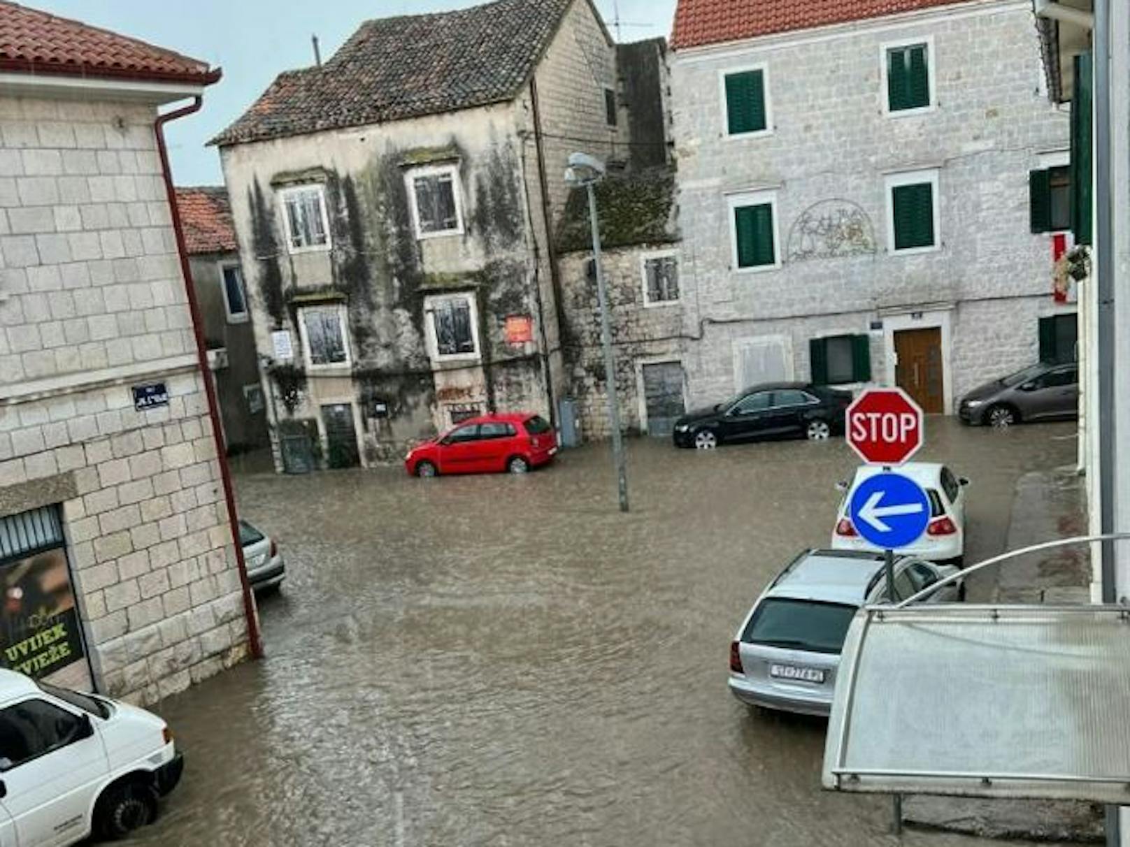 Überschwemmungen auf den Straßen Kroatiens.