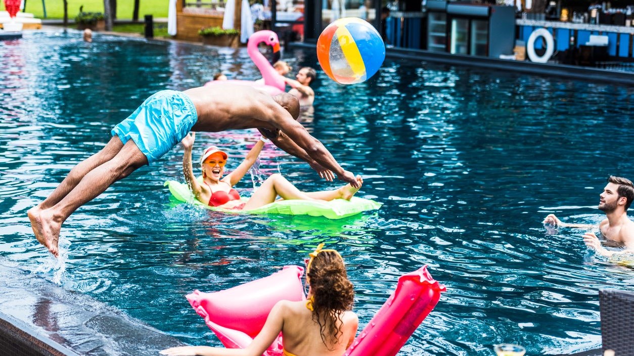 Im Sommer steigt die Lust und Laune auf den Badespaß, aber um den Wasserspaß zu genießen musst du dieses Jahr etwas tiefer in die Tasche greifen. 