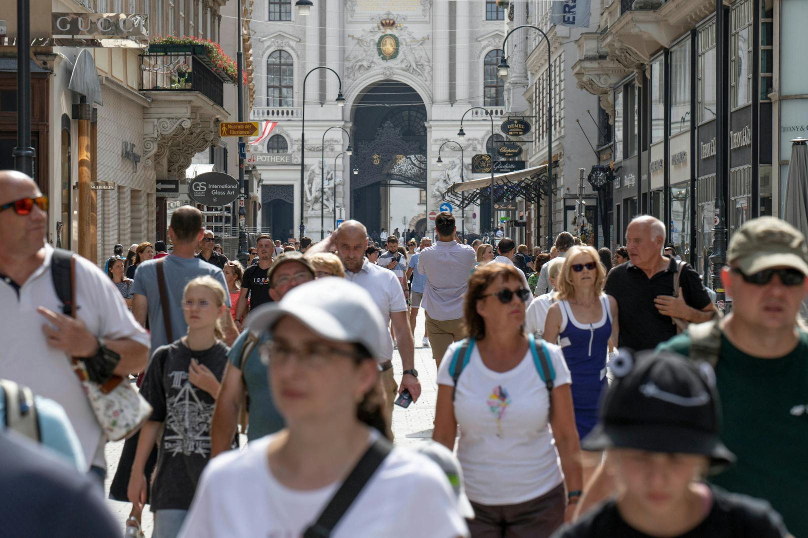 Touristen in Wien: Die Bundeshauptstadt bleibt trotz sinkender Coronazahlen der FFP2-Maske vorerst treu.