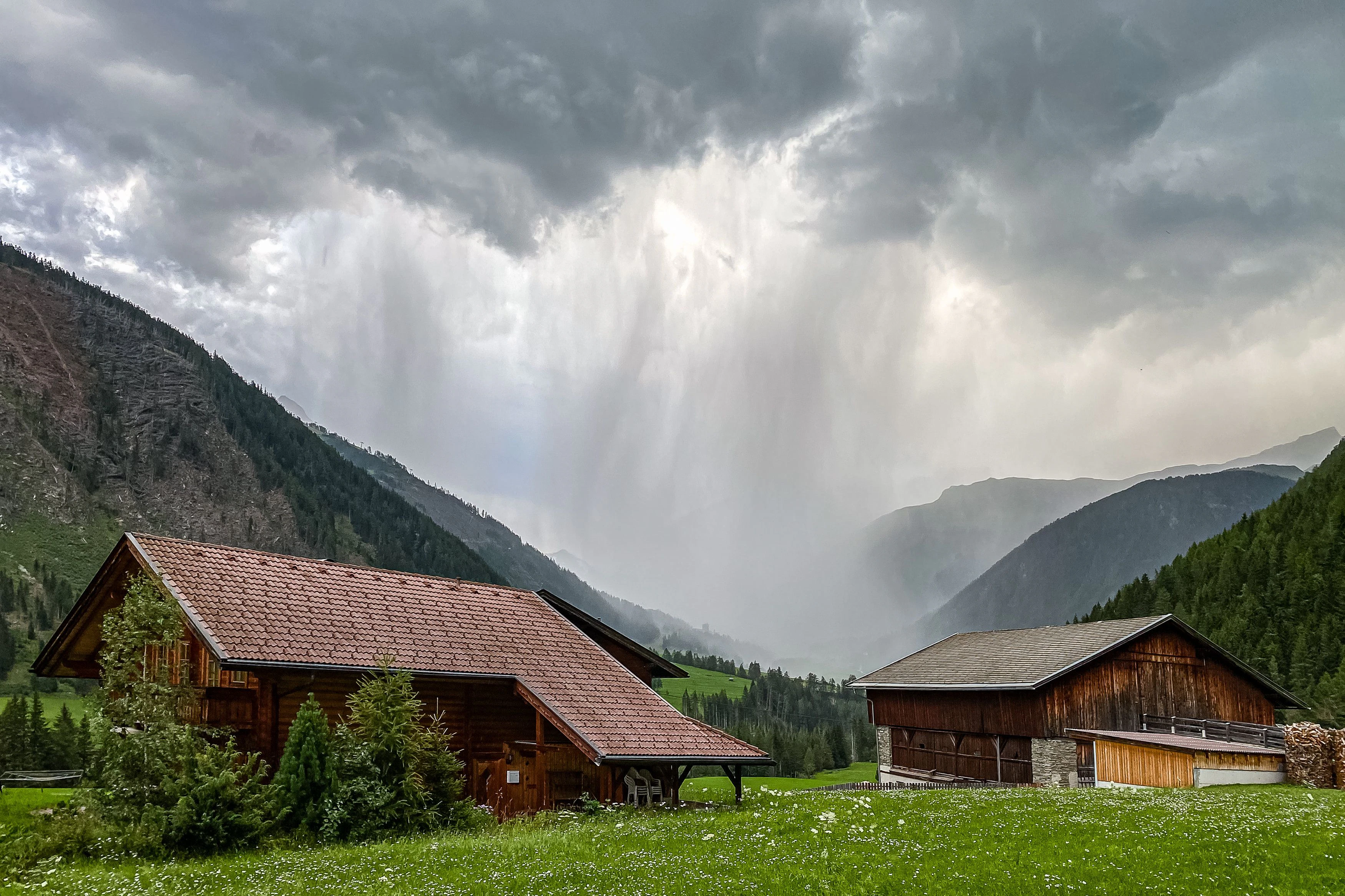 Eine Wolkenwand mit heftigen Regenschauern entlädt sich in den Kalser Ortsteilen Ködnitz und Grossdorf. Archivbild.