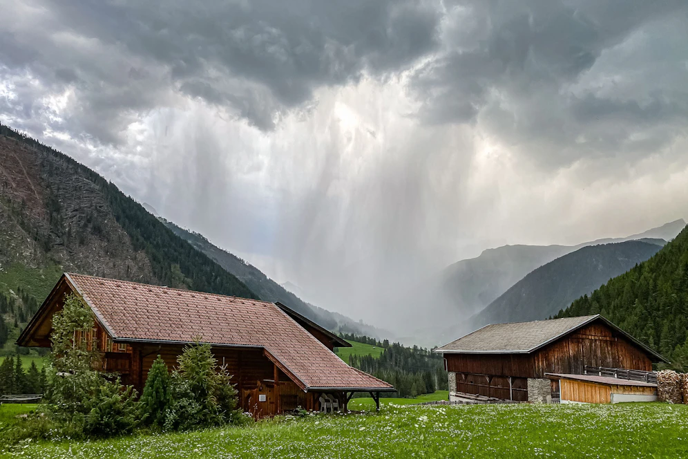 Eine Wolkenwand mit heftigen Regenschauern entlädt sich in den Kalser Ortsteilen Ködnitz und Grossdorf. Archivbild.
