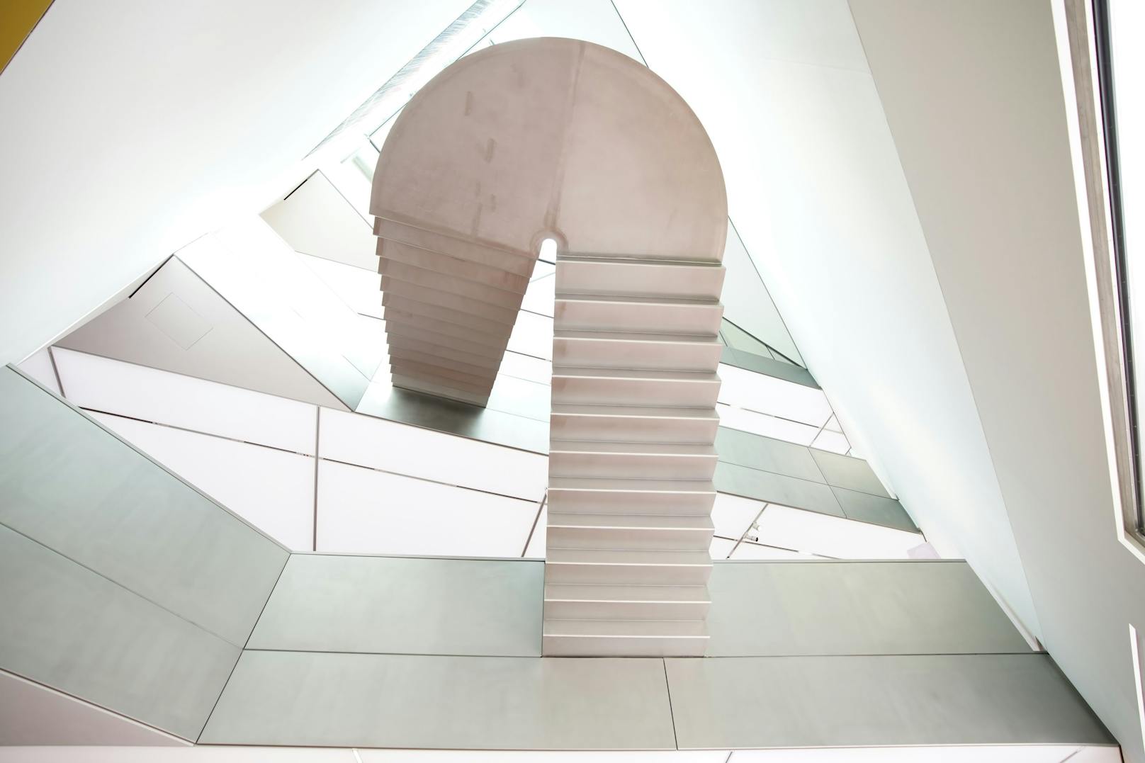Schwebende Treppen verbinden die Ausstellungsflächen miteinander.&nbsp;