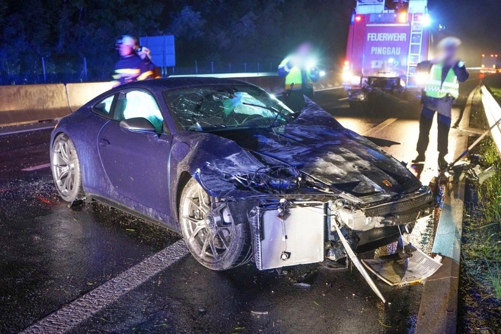 Der Porsche wurde bei dem Crash schwer beschädigt.
