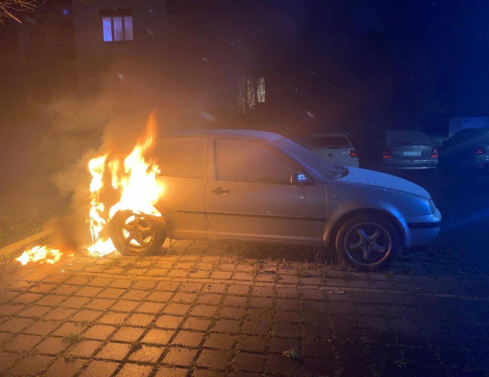 3.April: Der Täter setzte zwei Autos innerhalb einer Stunde ein Brand.