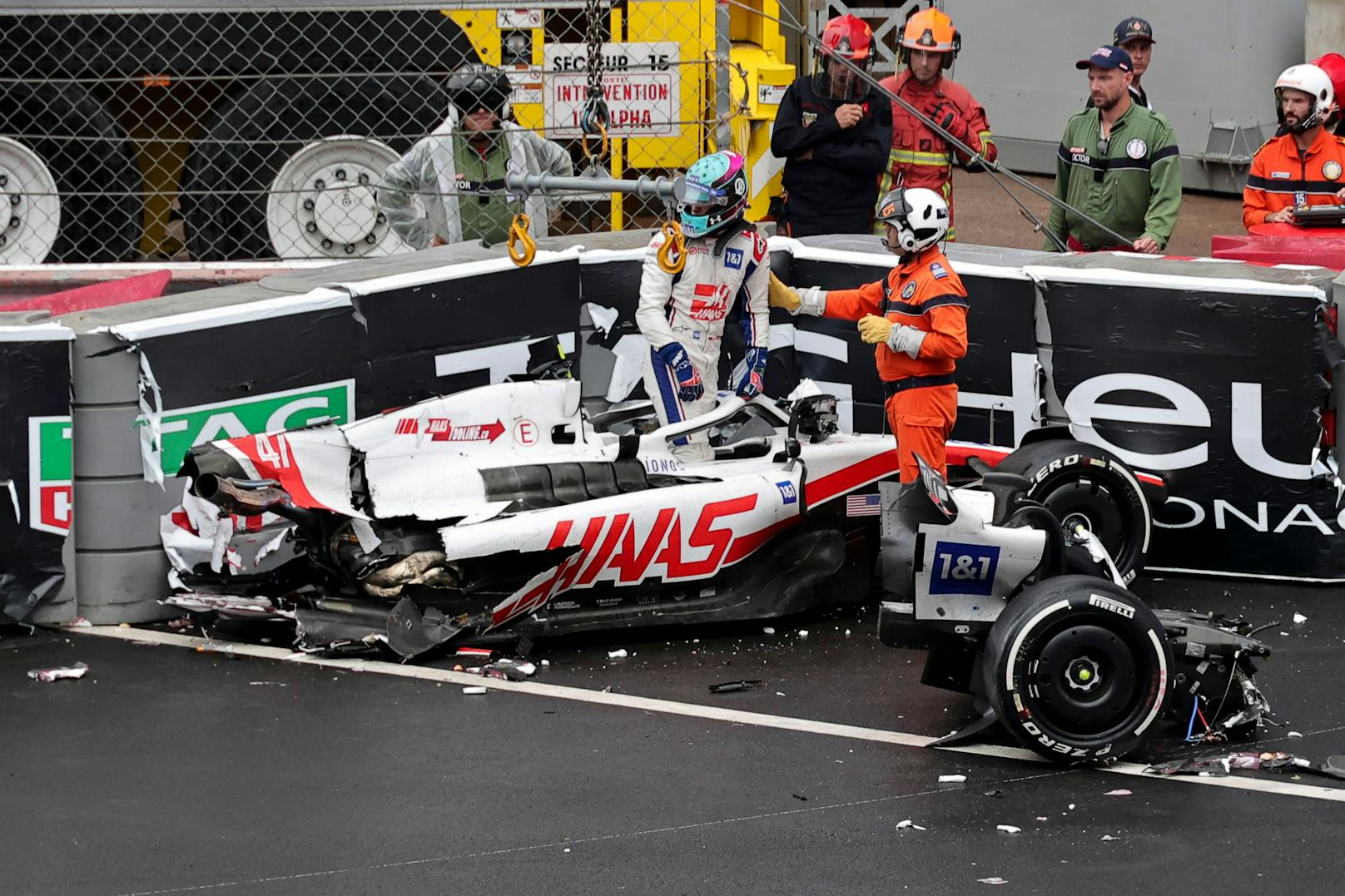 Mick Schumacher stieg unverletzt aus dem gecrashten Haas-Boliden