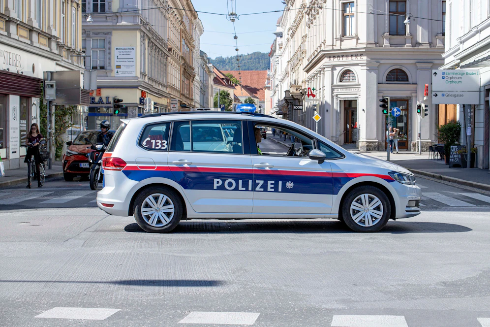 Die eintreffenden Polizisten nahmen den eingeschlossenen Tatverdächtigen schließlich fest.