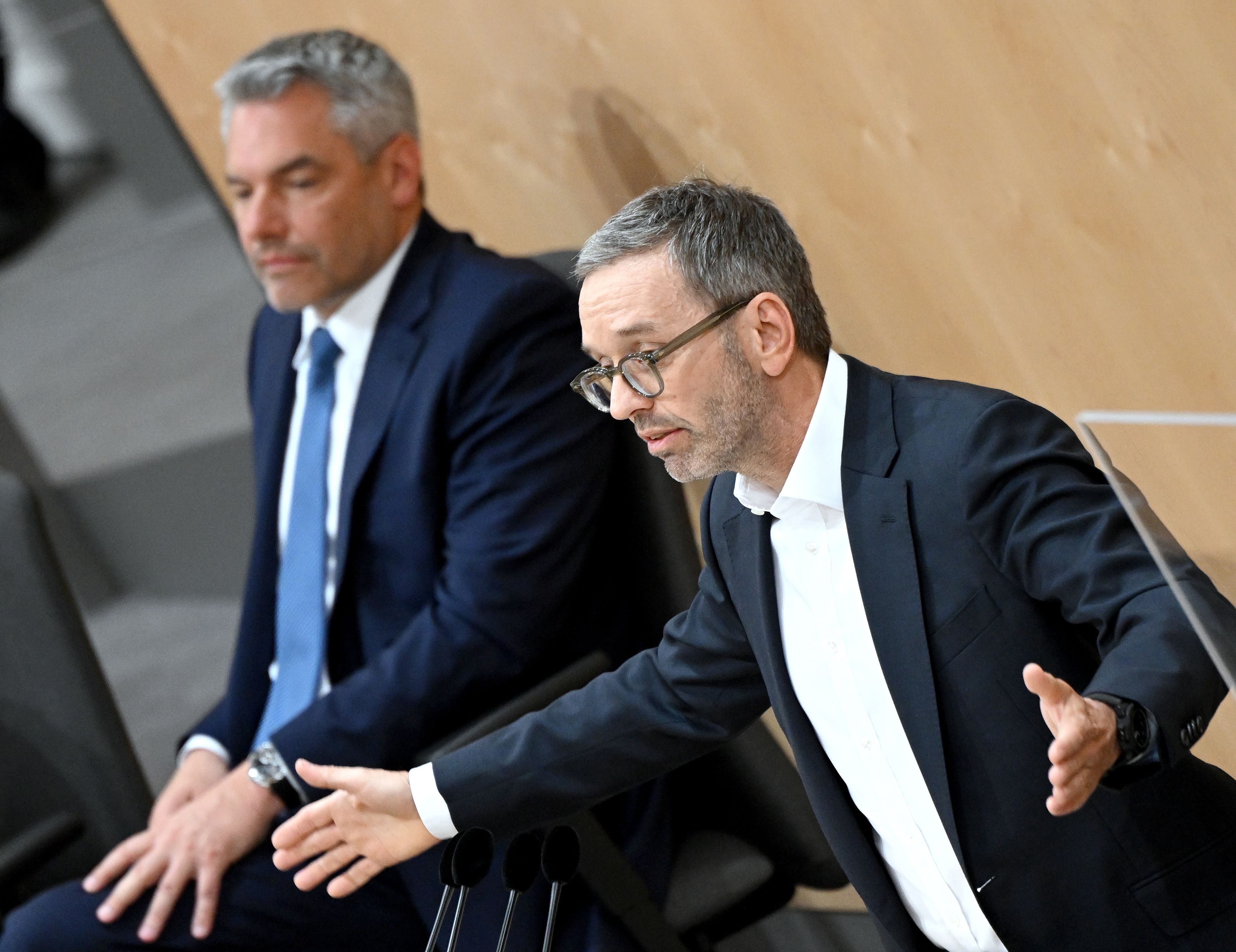 FPÖ-Chef Herbert Kickl geht auf Kanzler Karl Nehammer los.