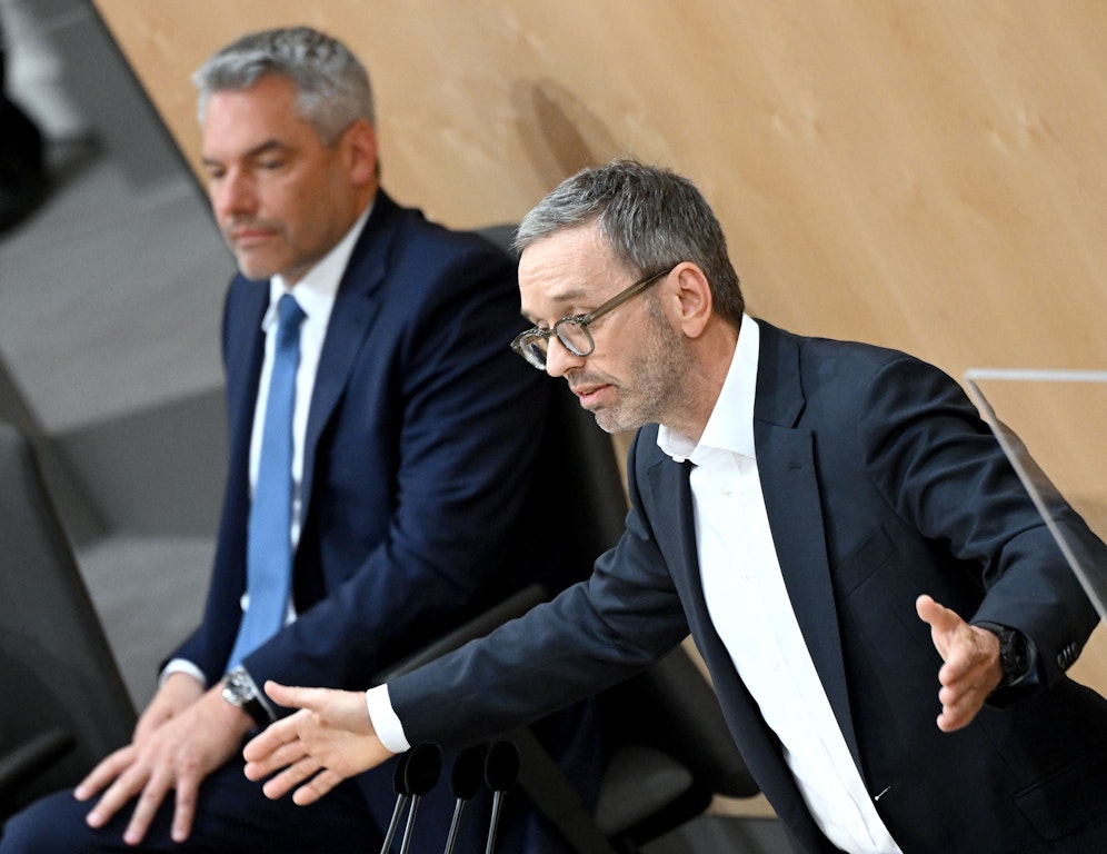 FPÖ-Chef Herbert Kickl geht auf Kanzler Karl Nehammer los.
