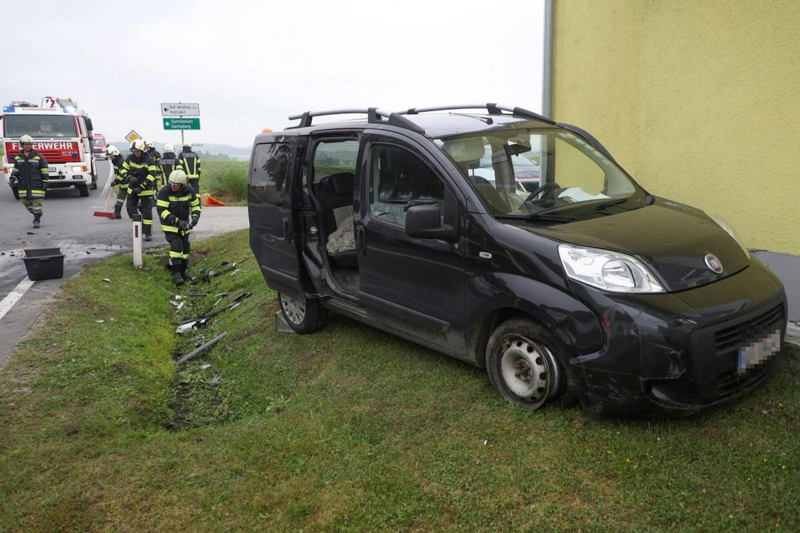 Alle drei Fahrzeuginsassen wurden verletzt und ins Krankenhaus gebracht.