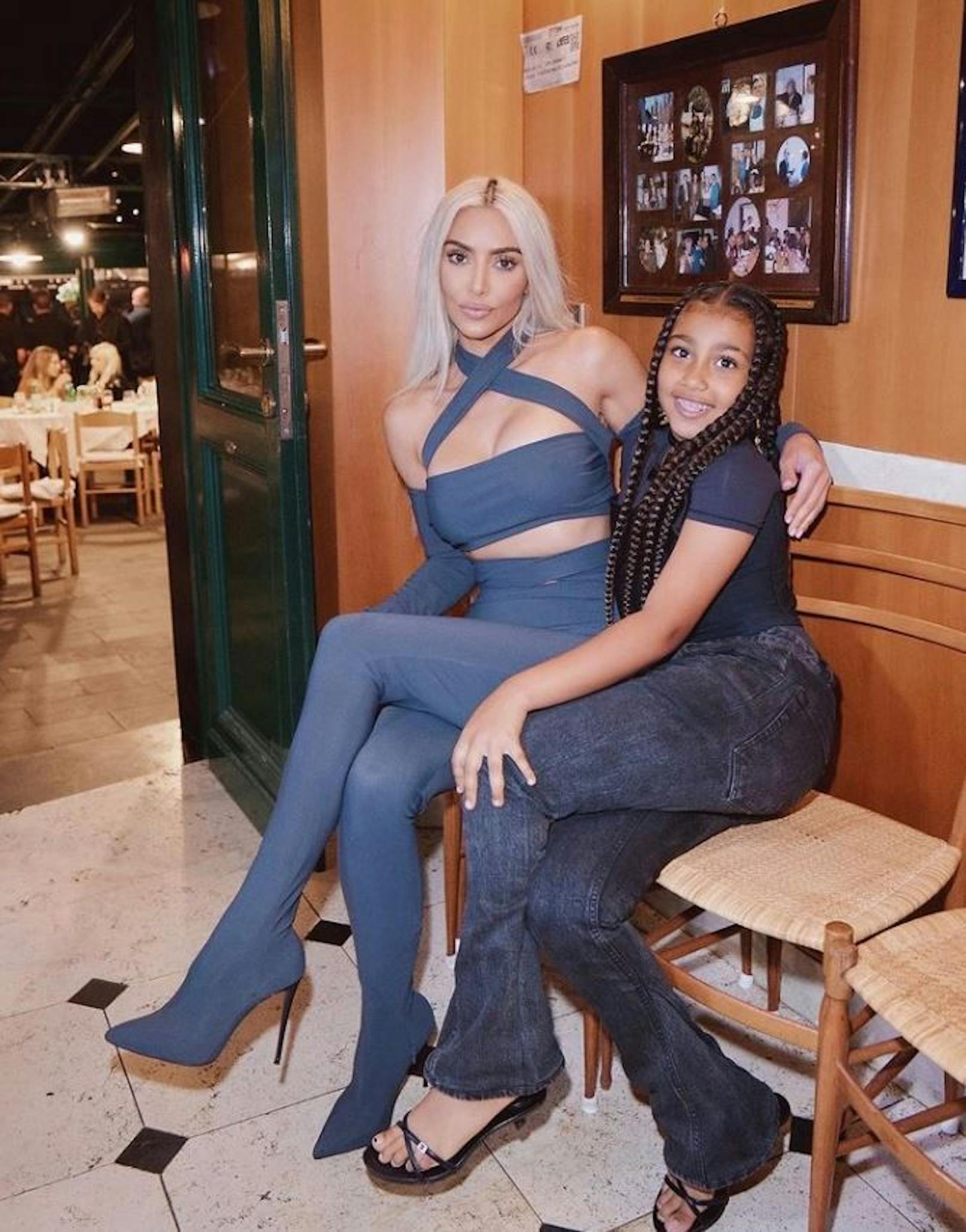 Kim Kardashian mit Tochter North auf einem Event. "Das beste Date", schreibt der Reality-Star dazu.