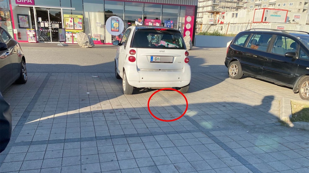 Den Fahrer dieses weißen Smarts schien es nicht besonders zu interessieren, dass er zwei Plätze einnahm.