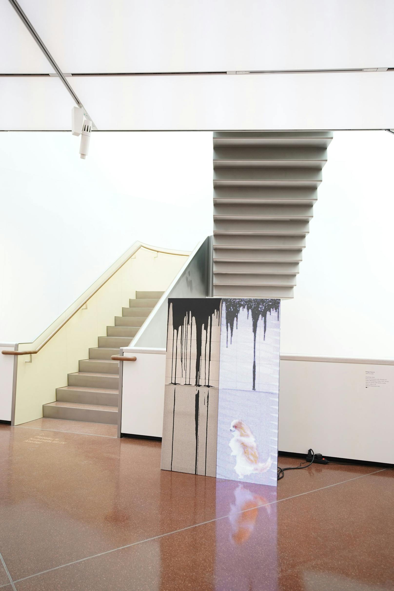 Die Ausstellungsflächen sind durch schwebende Treppen miteinander verbunden.