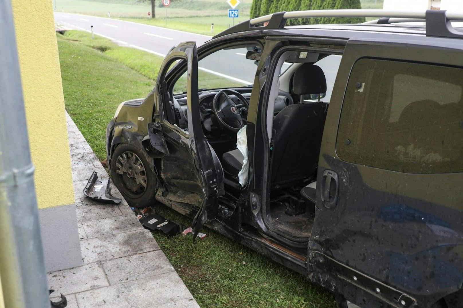 Eines der Autos krachte gegen eine Hausmauer.