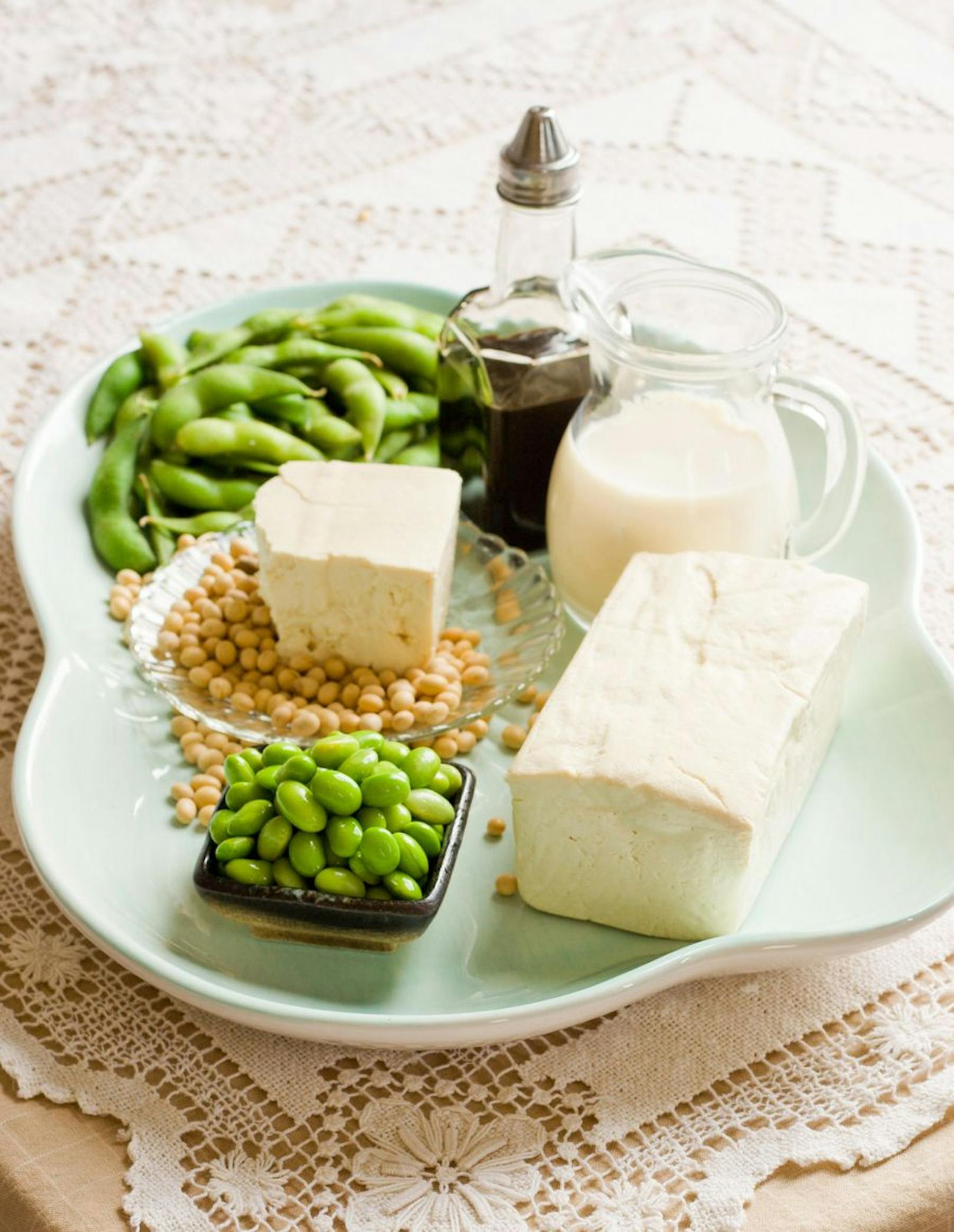 Für straffe Haut kannst du dich auf Sojamilch, Sojabohnen oder auch auf Tofu verlassen. Die Lebensmittel mit einem hohen Eiweißgehalt binden das Cholesterin LDL im Blut und machen es unschädlich für deinen Körper.