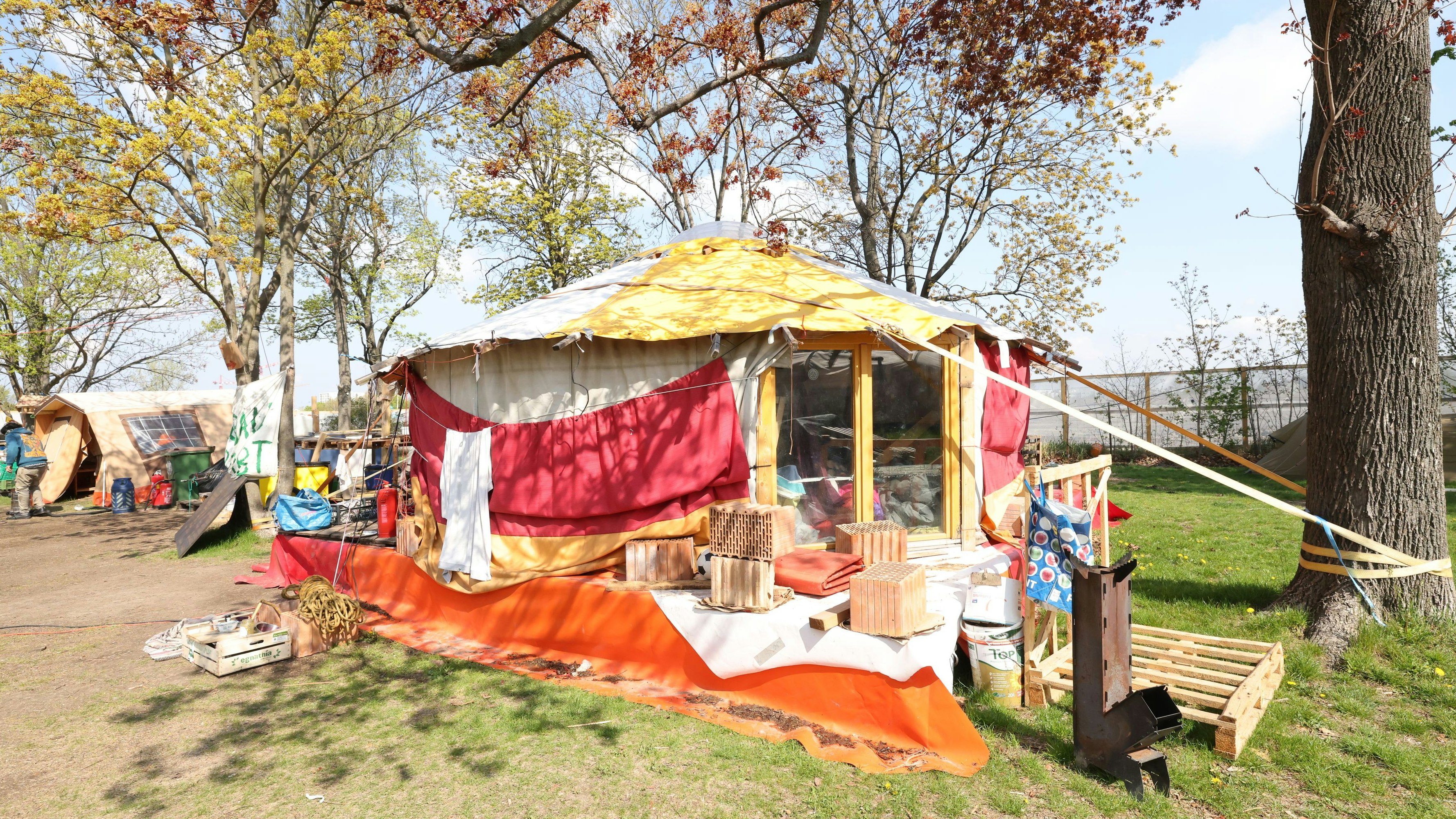 20220420 / interview mit lobau camp aktivisten welche sich einbetoniert haben übersicht camp anfanggasse / foto: denise auer / tageszeitung heute