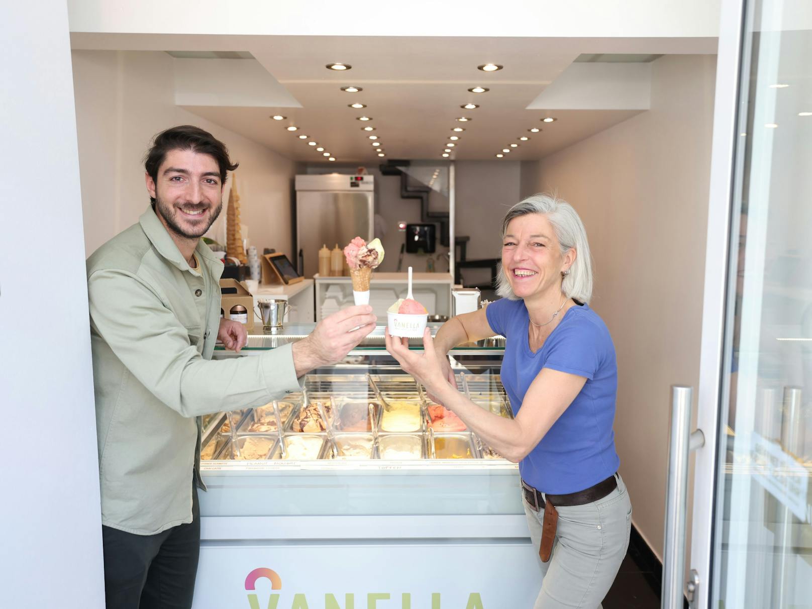 Auch ohne Zucker eine süße Sache: Daniele Valentino (30) und Schwiegermutter Lea Panella (56) führen den Eissalon "Vanella" gemeinsam.