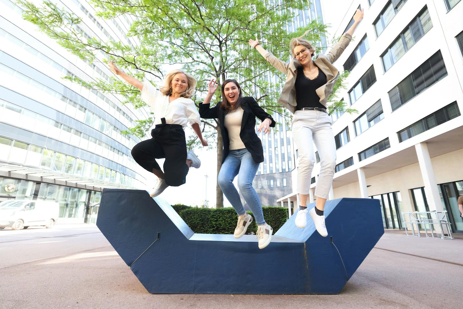 Klimapionierinnen Verena Mur (Wien Energie), Sabine Pum und Tijana Pavlovic (Wiener Stadtwerke) stellen das Projekt "Konzernübergreifendes Klimapionier*innen Trainee-Programm" vor.