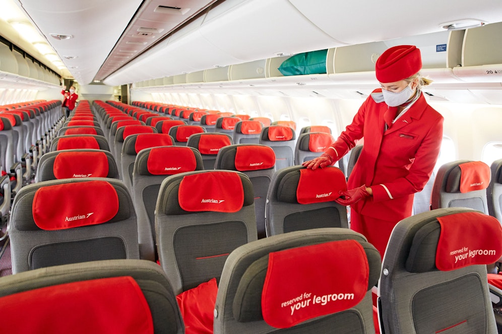 Eine Austrian-Airlines-Stewardess bei Flugvorbereitungen. Archivbild.