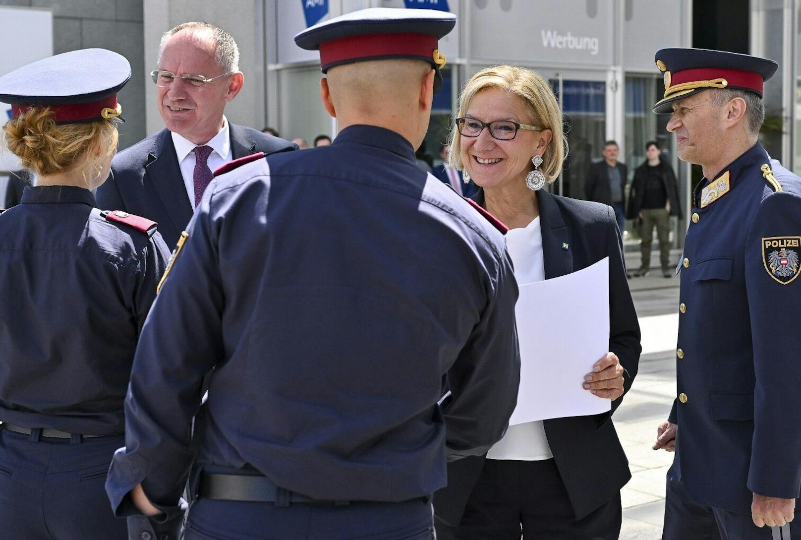 Minister Gerhard Karner mit Johanna Mikl-Leitner bei Ausmusterung/Angelobung