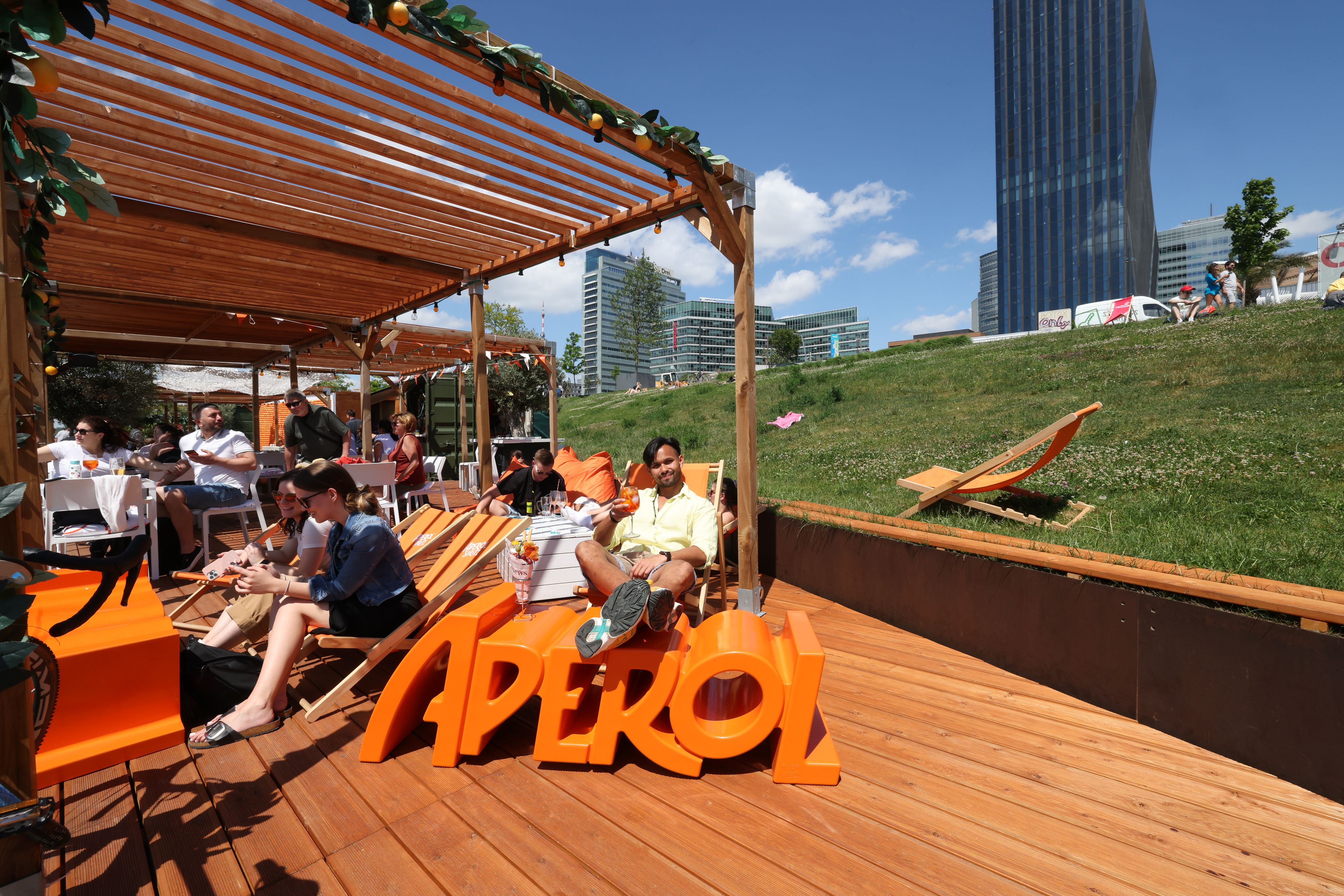 Der gemütlichste Platz für den Feierabend am Copa Beach (Donaustadt) ist der neue Loungebereich von 