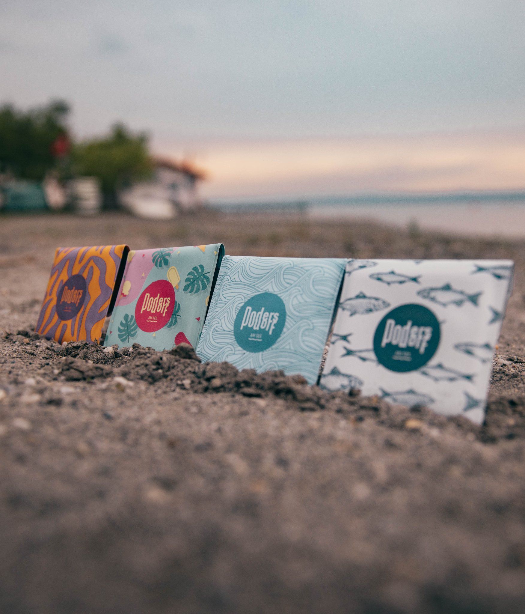 Die stylischen Taschenascher gibts online, im Tourismusbüro Podersdorf, an den Strandbadkassen sowie im Campingplatz.