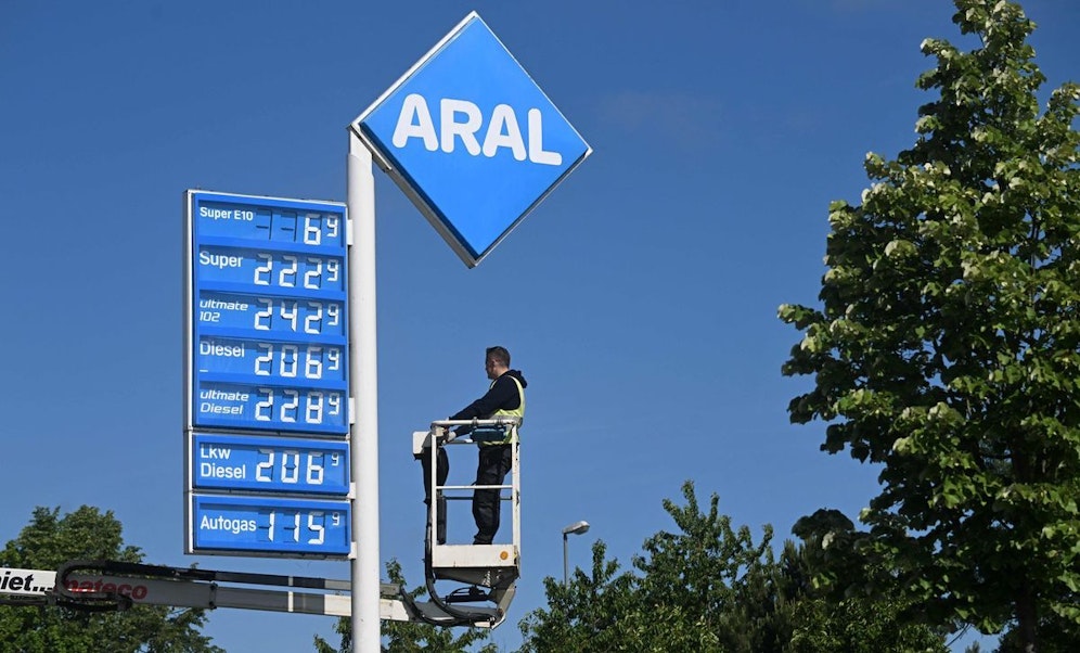 Die Schweiz ist von allfälligen Preissteigerungen betroffen. Hier die Benzinpreise an einer Tankstelle in Bayern