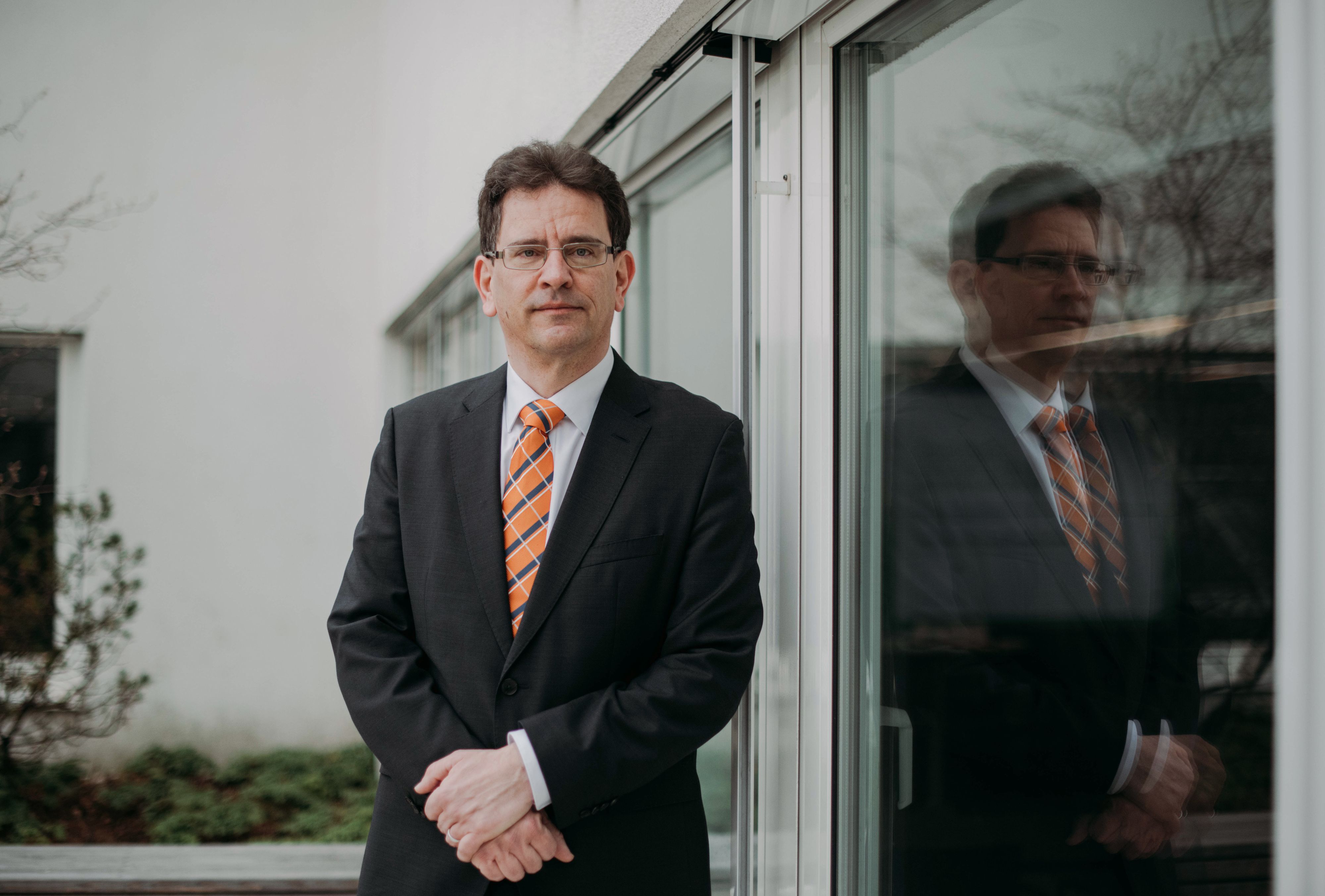 Univ.-Doz. Dr. med. Ernest Groman ist Arzt und Experte für Programme zur Rauchentwöhnung. Als wissenschaftlicher Leiter des Nikotin Institutes Wien organisiert und führt er unter anderem in Zusammenarbeit mit den österreichischen Sozialversicherungsträgern seit mehr als 20 Jahren Rauchentwöhnungsprogramme durch.