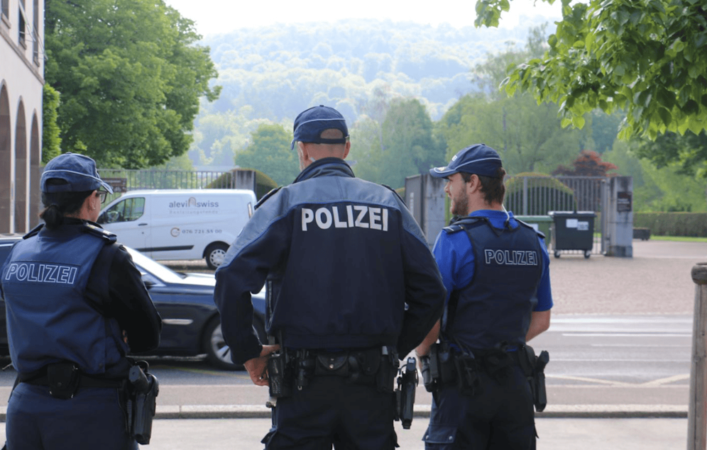 Die ausgerückte Patrouille traf vor Ort auf einen Mann und eine Frau, welche offensichtlich in den Räumlichkeiten sexuelle Praktiken ausübten. Sie mussten den Mann von Handschellen befreien. (Symbolbild)