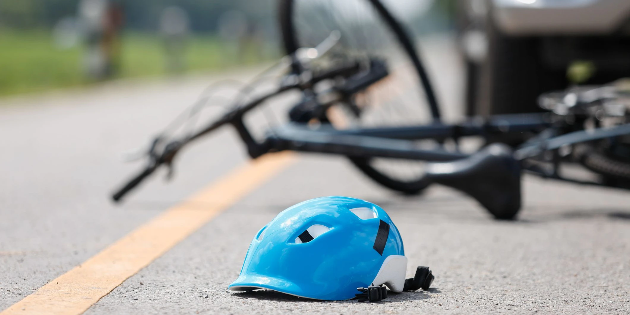 Durch den Helm-Wurf wurde der Frau womöglich das Leben gerettet. (Symbolbild)