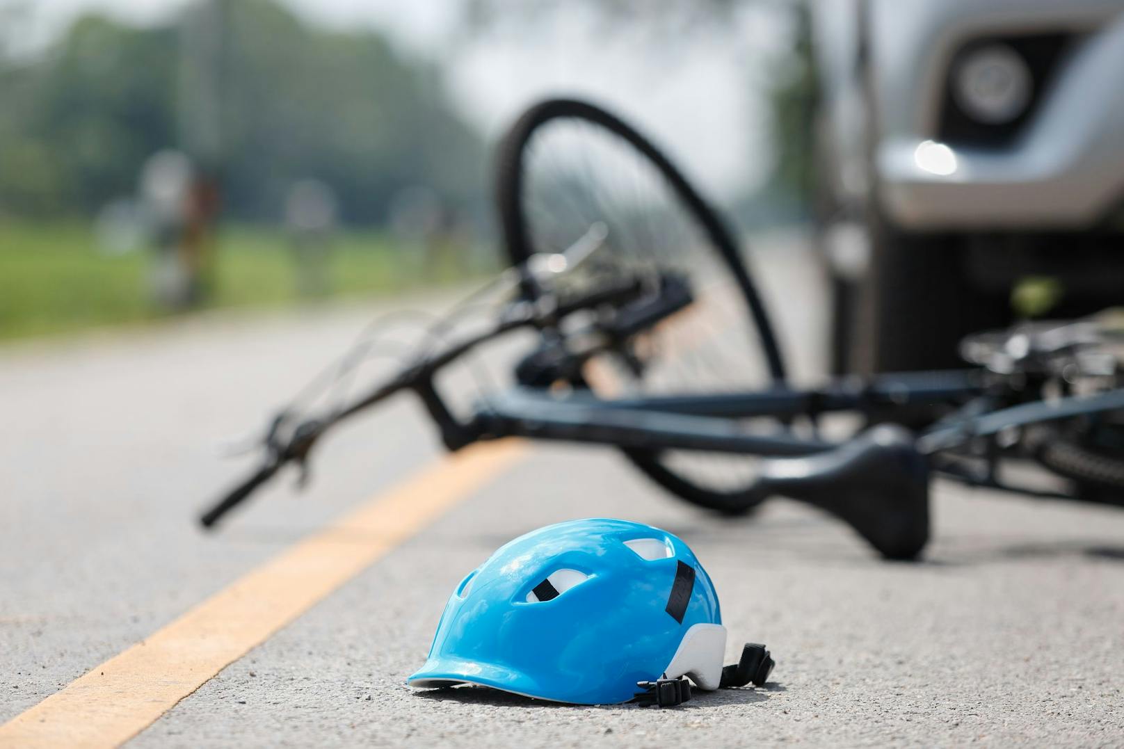 Auf Straße geworfener Helm rettet Radfahrerin