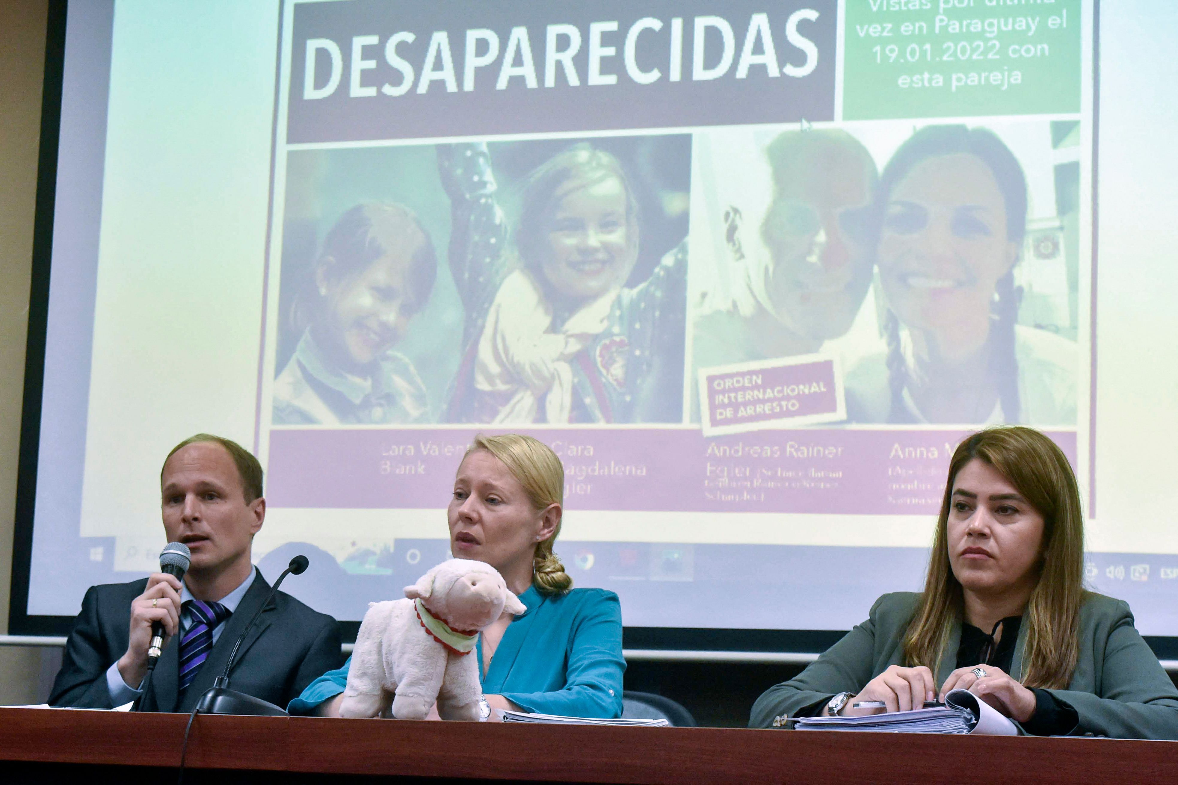 An einer Pressekonferenz in Paraguay wendet sich die Mutter von Clara an die Öffentlichkeit.