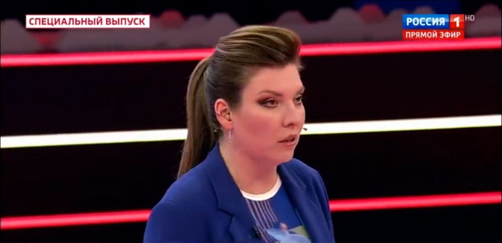 Kreml-Scharfmacherin Olga Skabejewa bei einer ihrer Talkshow-Moderationen im russischen Staatssender Rossija 1.