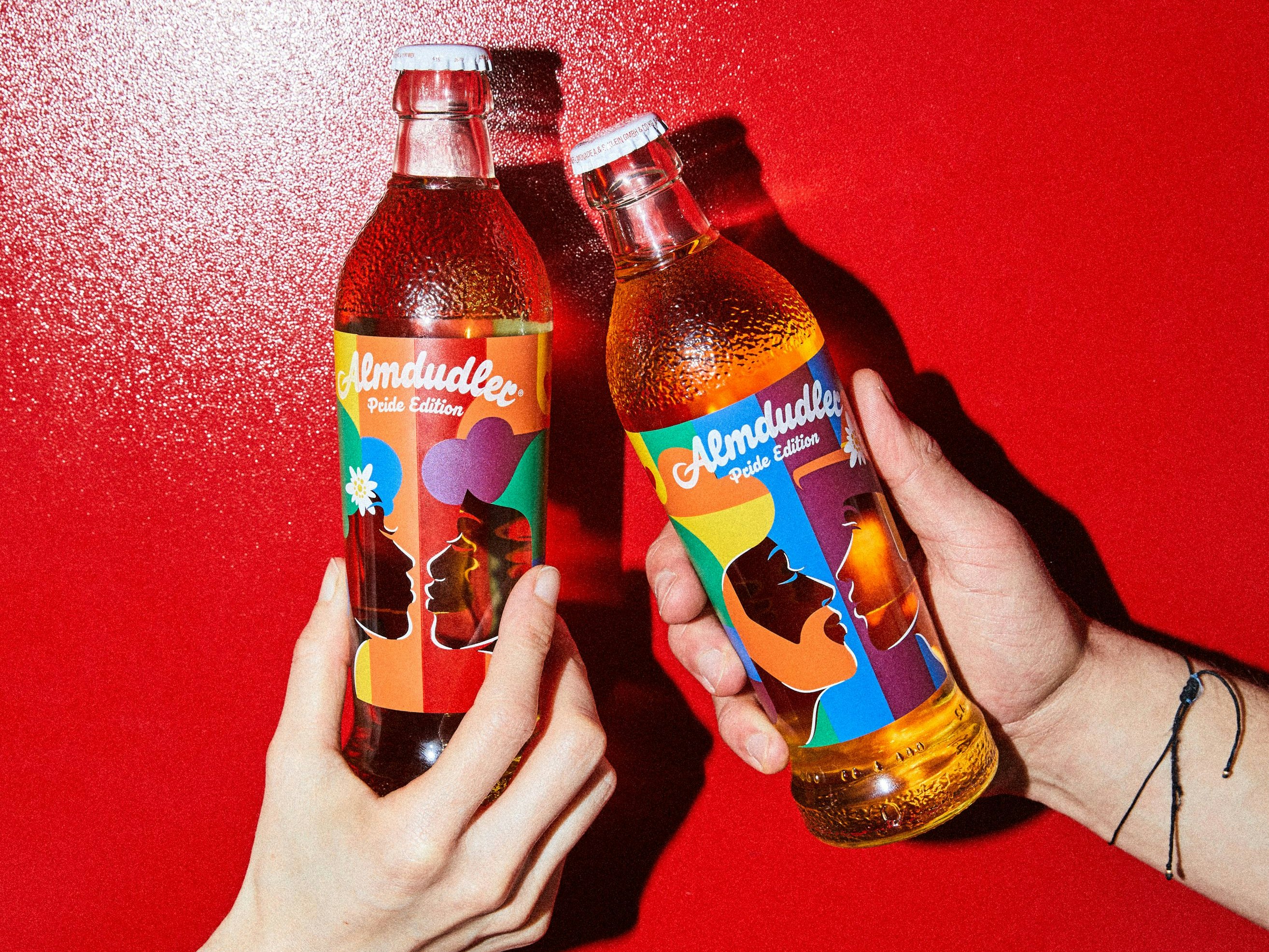Neues Design: Im Juni wird man viele solcher "Pride Edition"-Almdulder-Flaschen sehen.