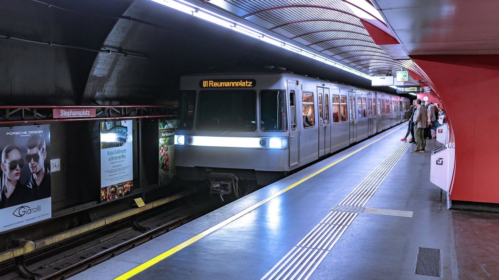 Weiterfahrt verboten! Mann rastet in Wiener U-Bahn aus