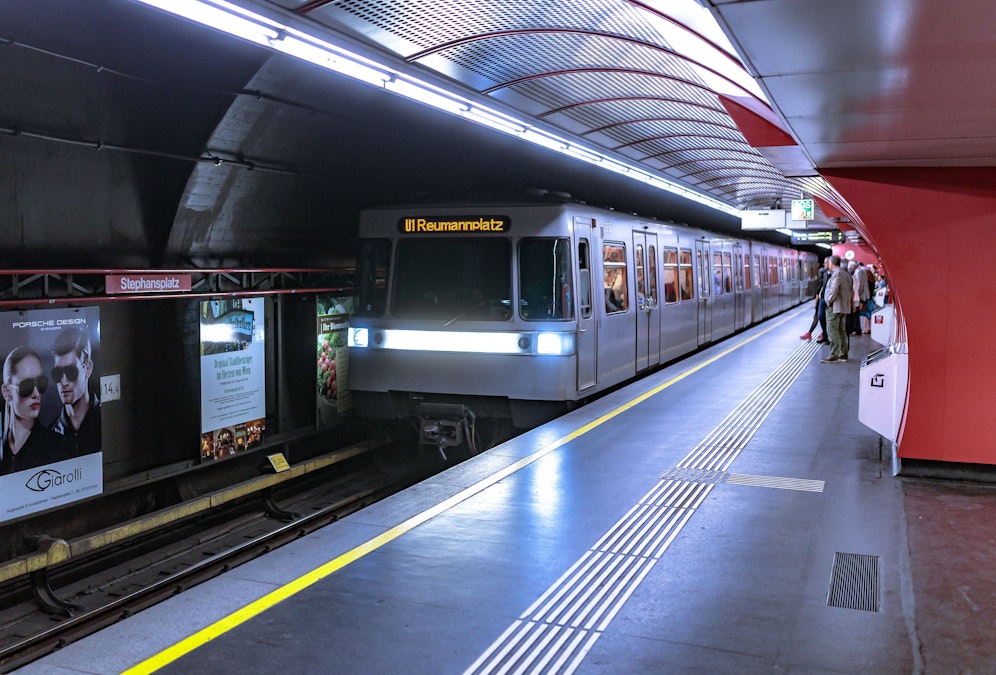 Eine U-Bahn der Linie U1 hat am Stephansplatz den 