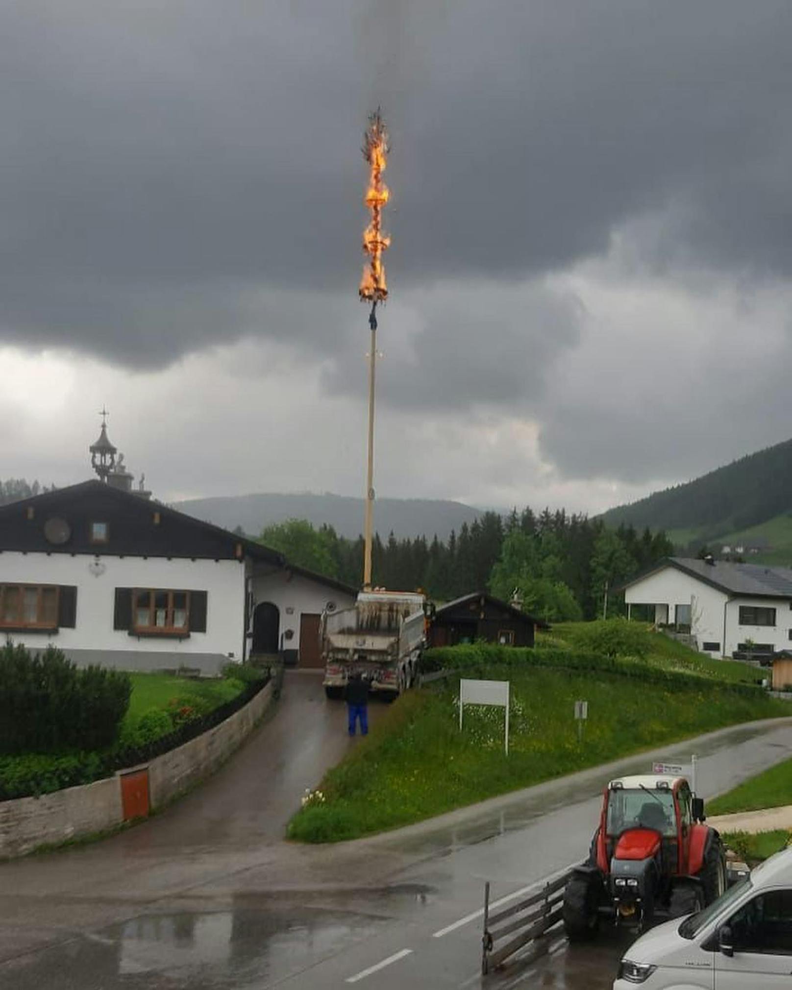 Blitz fackelt Maibaum in Oberösterreich ab