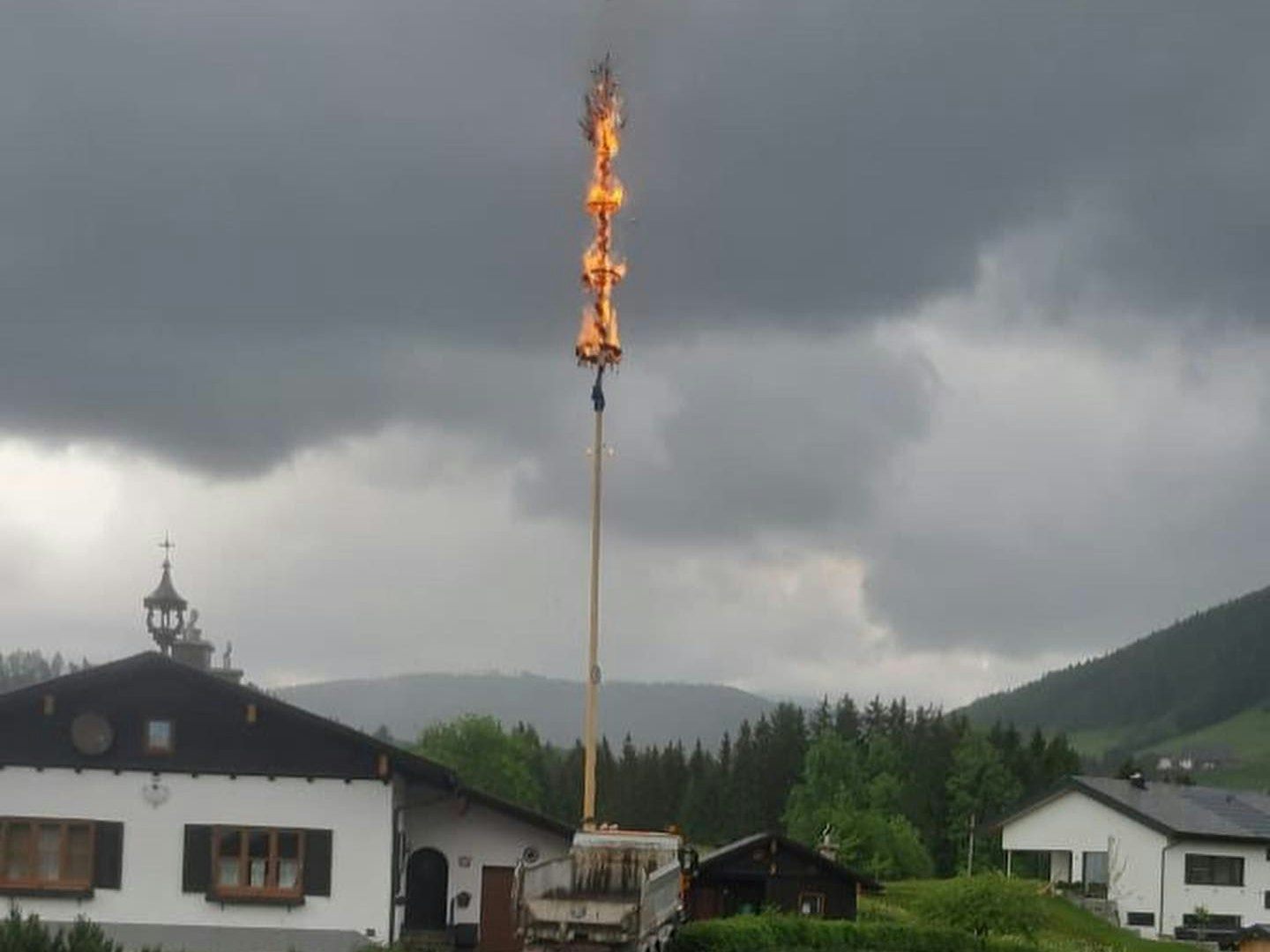 Der obere Teil des Maibaums war leicht angekokelt.