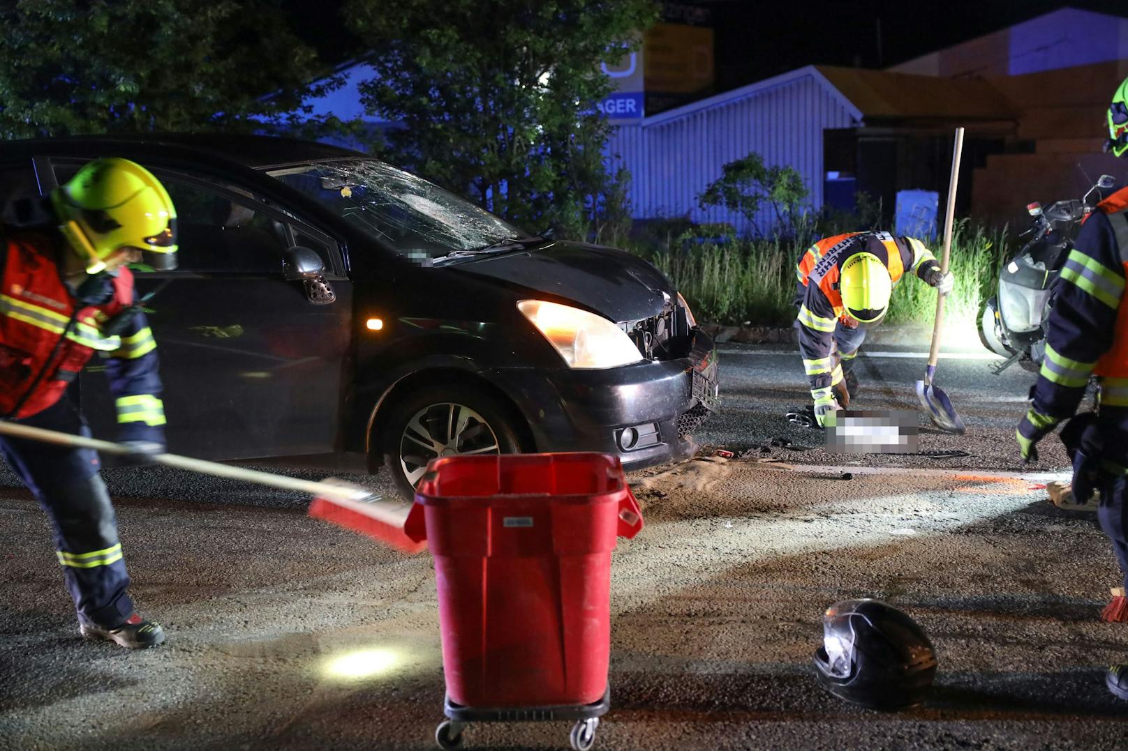 Rettungsdienst und Notarzt versorgten laut ersten Angaben eine unbestimmte Anzahl an Personen mit Verletzungen unbestimmten Grades.