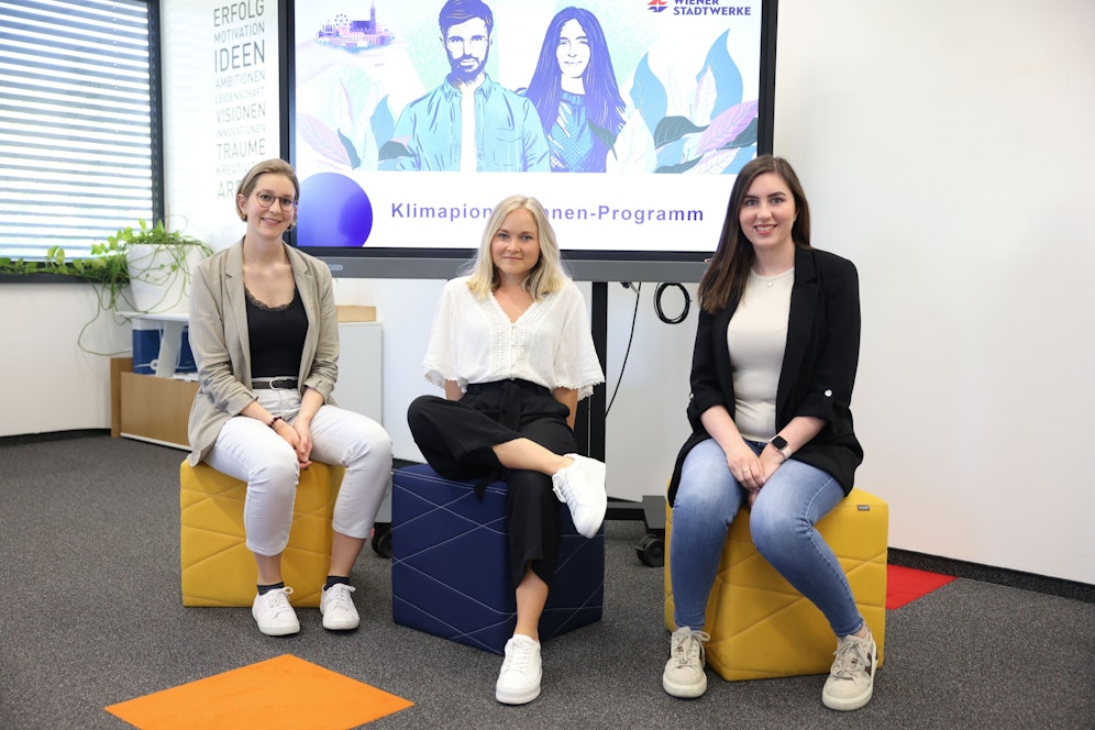 Klimapionierinnen Verena Mur (Wien Energie), Sabine Pum und Tijana Pavlovic (Wiener Stadtwerke) stellen das Projekt 
