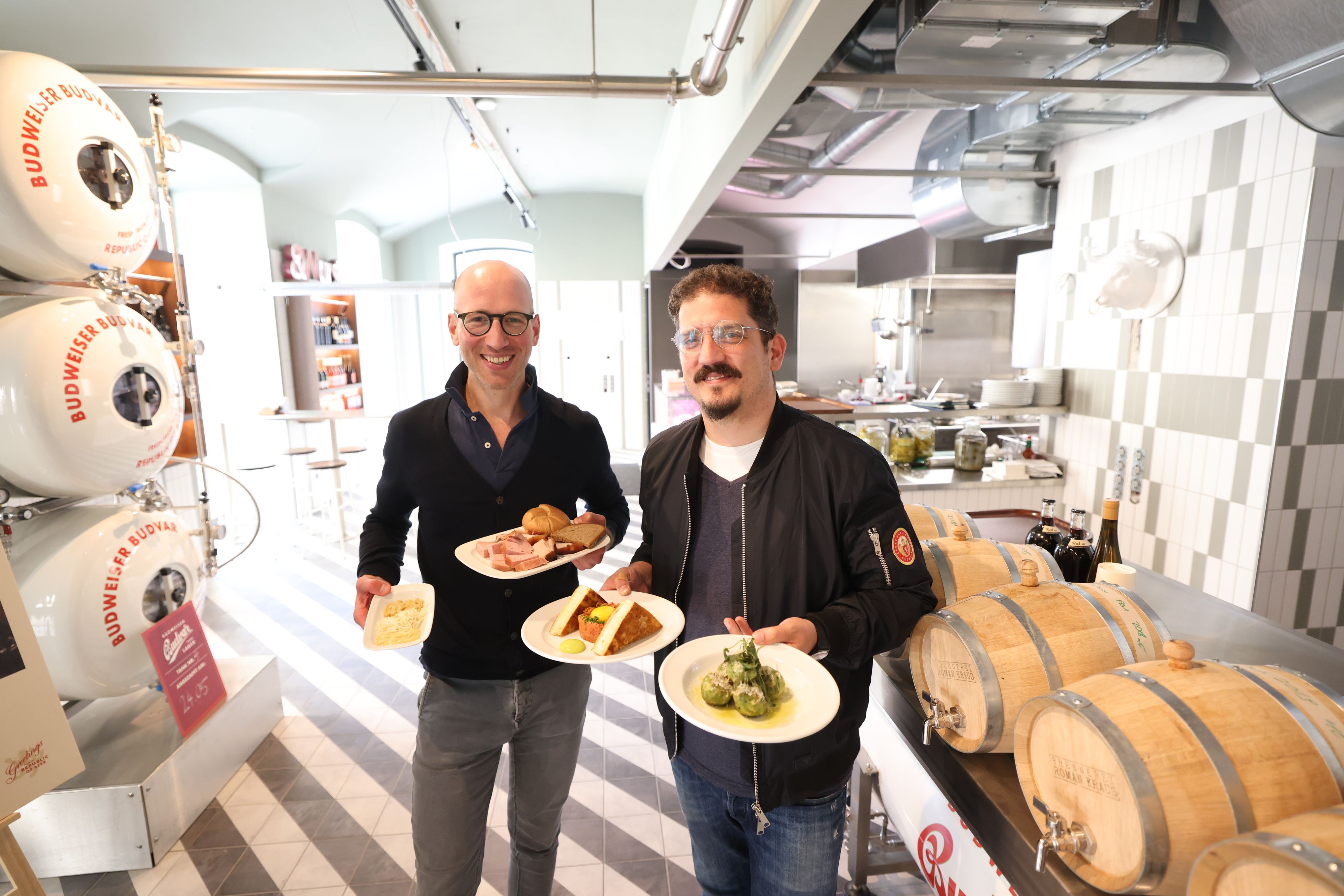 Simon Steiner (38) und Mile Palikukovski (40) haben in der Wiener Leopoldstadt den Praterwirt eröffnet.