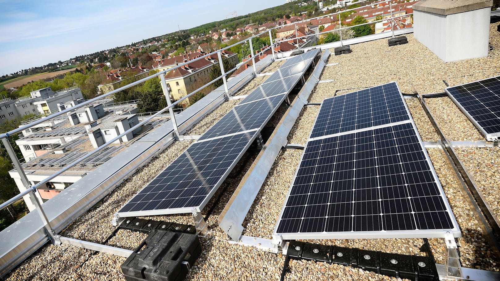 Die Photovoltaik-Anlage auf dem Dach eines Gemeindebaus in Wien Simmering
