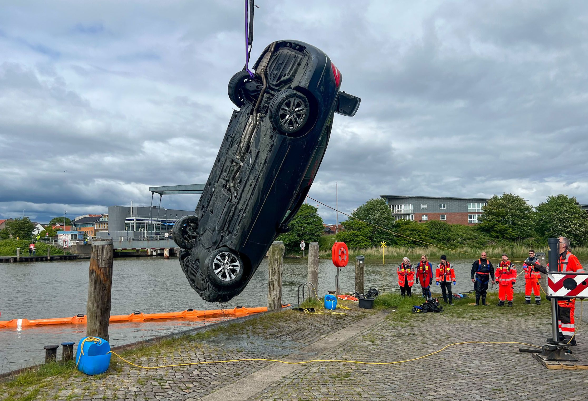 Das Auto versank mit beiden Eheleuten an Bord zur Gänze im Hafenbecken von Husum, Schleswig-Holstein.