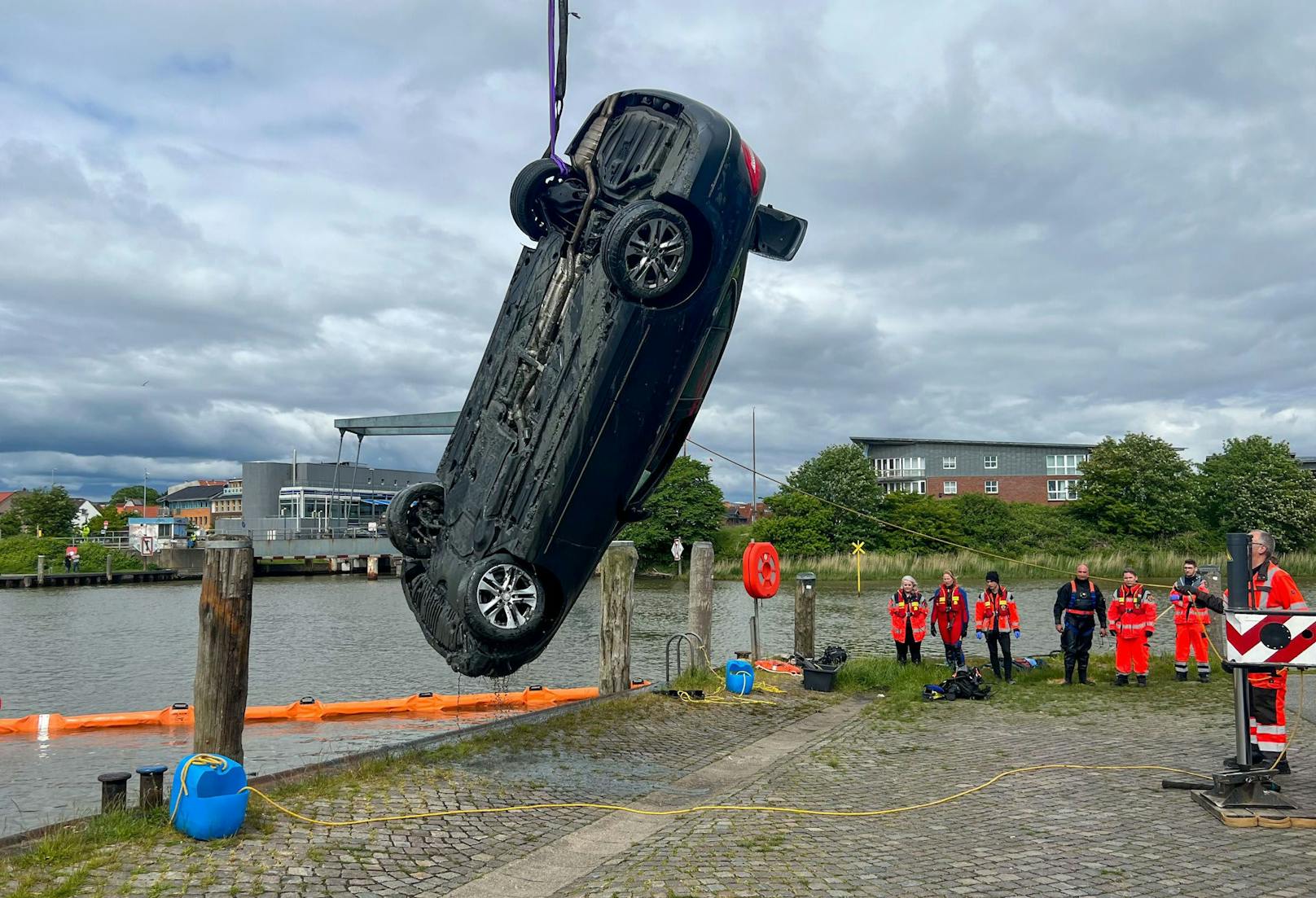 Das Auto versank mit beiden Eheleuten an Bord zur Gänze im Hafenbecken von Husum, Schleswig-Holstein.