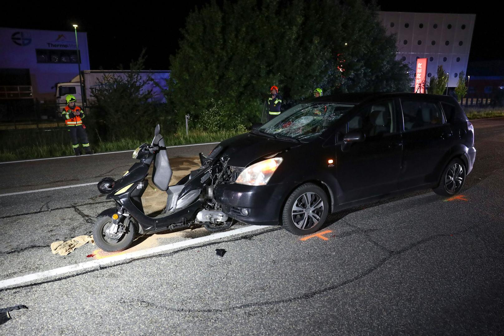 Der Roller steckte nach dem Crash in der Front des PKW fest.