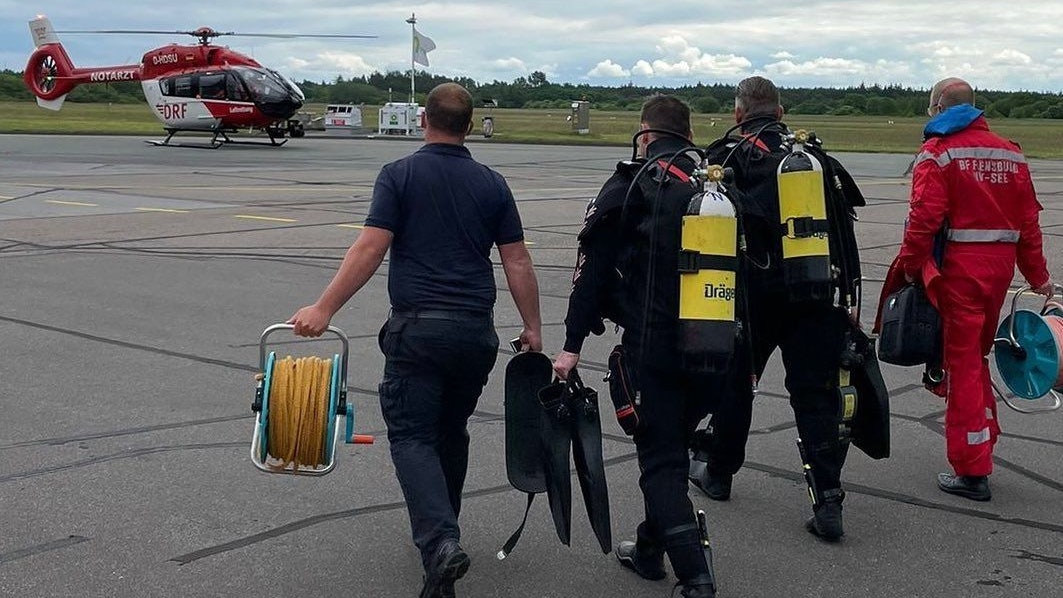 Die ebenfalls alarmierten Taucher aus Flensburg sollten mit dem Heli anrücken, doch die Verunglückten konnten bereits vorher geborgen werden.